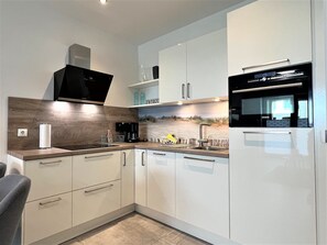 Kühlschrank, Mikrowelle, Ofen, Herdplatte