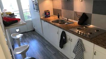 Microwave, cookware/dishes/utensils