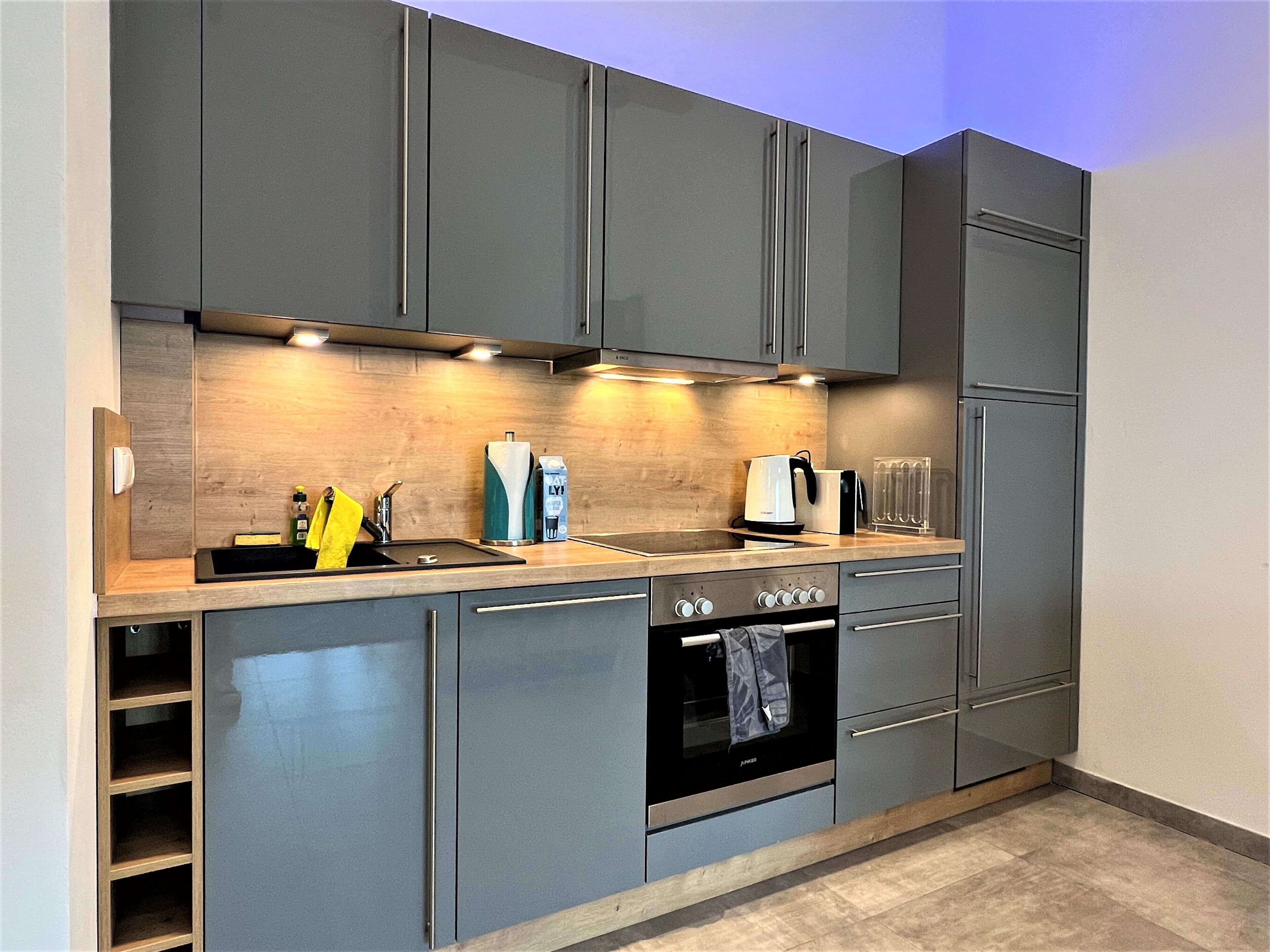 Kühlschrank, Mikrowelle, Ofen, Geschirrspüler