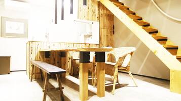 House, 2 Bedrooms | Makan dalam bilik