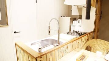 House, 2 Bedrooms | Dapur kecil peribadi | Peti sejuk, ketuhar gelombang mikro, dapur