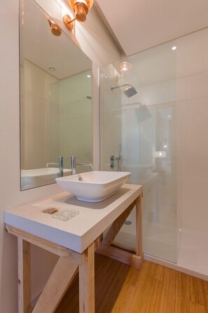 City Apartment, 1 Bedroom | Bathroom sink - The Art Porto (Porto)
