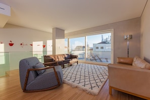 Departamento panorámico, 1 habitación | Sala de estar | Televisión LCD de 55 pulgadas con canales por cable y televisión