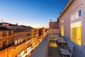 A balcony with a view of a city street at dusk. - The Art Porto (Porto)