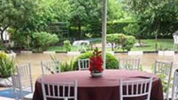 Breakfast, lunch, dinner served; local and international cuisine
