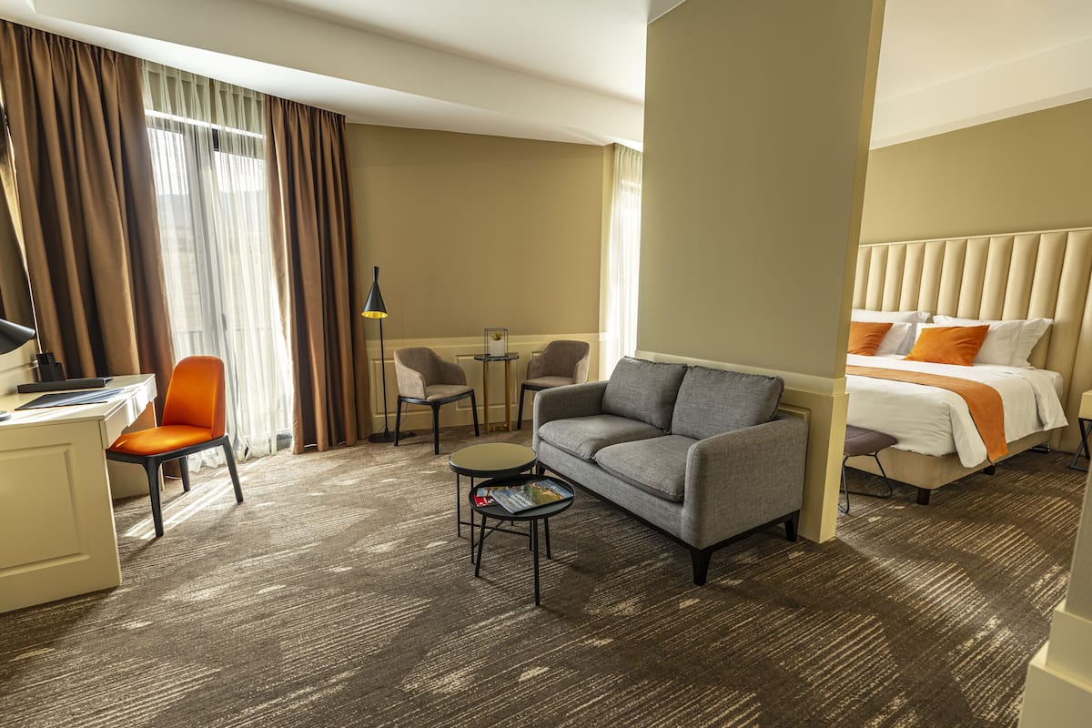 In-room safe, desk, laptop workspace, soundproofing