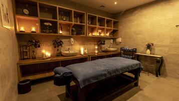 Salas de tratamiento para parejas, un sauna, una bañera de hidromasaje