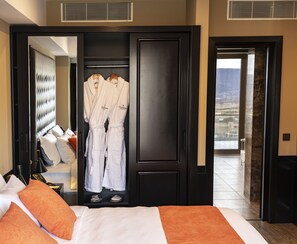 Executive Suite | In-room safe, desk, laptop workspace, soundproofing