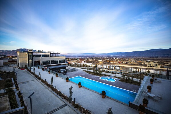 Piscine couverte, piscine extérieure (ouverte en saison)