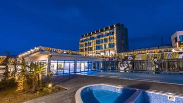 Fassade der Unterkunft – Abend/Nacht