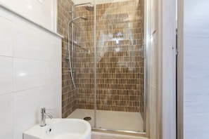 Dusche, Haartrockner, Bidet, Handtücher