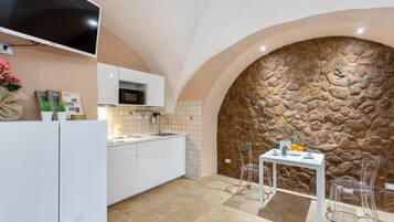 Frigorifero, microonde, piano cottura, tavolo da pranzo