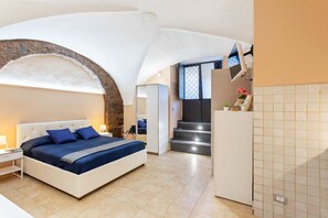 Iron/ironing board, WiFi, bed sheets - GuestHost - Comfortable 30sqm studio apartment that can accommodate up to 2 people. Located on the ground floor, with three steps to access, of a Catania city center period building, the apartment is few steps away from Villa Cerami and the Roman Amphith (Catania)