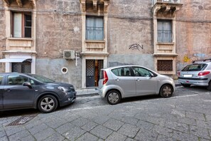 Property grounds - GuestHost - Comfortable 30sqm studio apartment that can accommodate up to 2 people. Located on the ground floor, with three steps to access, of a Catania city center period building, the apartment is few steps away from Villa Cerami and the Roman Amphith (Catania)