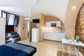Iron/ironing board, WiFi, bed sheets - GuestHost - Comfortable 30sqm studio apartment that can accommodate up to 2 people. Located on the ground floor, with three steps to access, of a Catania city center period building, the apartment is few steps away from Villa Cerami and the Roman Amphith (Catania)