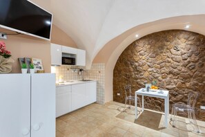 Frigorífico, microondas, placa de cocina y mesa de comedor