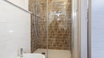 Dusche, Haartrockner, Bidet, Handtücher
