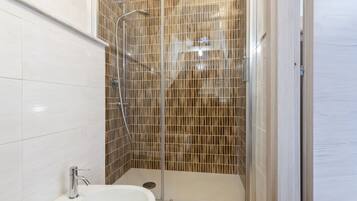 Doccia, asciugacapelli, bidet, asciugamani