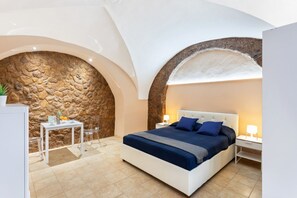 Tabla de planchar con plancha, wifi, ropa de cama