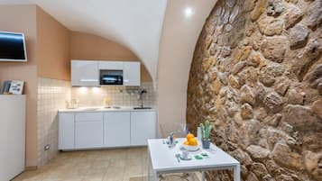 Kühlschrank, Mikrowelle, Herdplatte, Esstisch