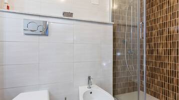 Dusche, Haartrockner, Bidet, Handtücher