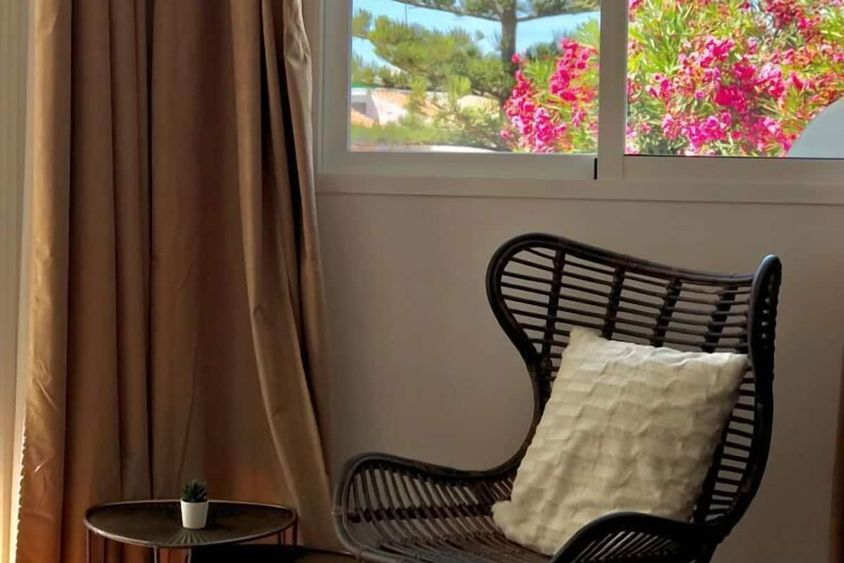 Junior suite, terras, uitzicht op zee | 1 slaapkamer, luxe beddengoed, een minibar, een kluis op de kamer