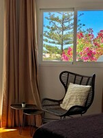 Suite junior, terraza, vistas al mar | Ropa de cama de alta calidad, minibar, caja fuerte y cortinas opacas
