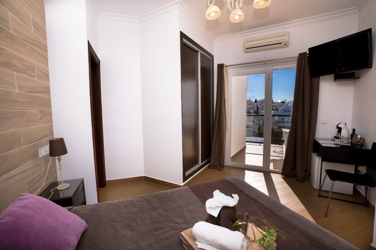 Tweepersoonskamer, terras, op benedenverdieping | 1 slaapkamer, luxe beddengoed, een minibar, een kluis op de kamer