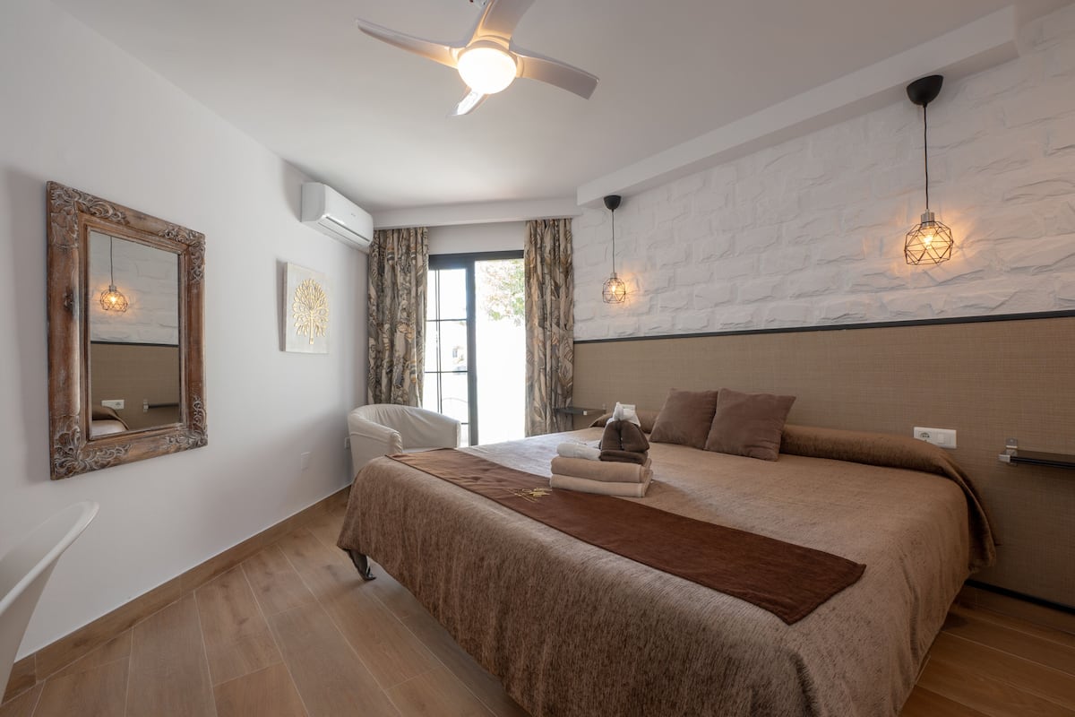 Kamer, 1 twee- of 2 eenpersoonsbedden, terras | 1 slaapkamer, luxe beddengoed, een minibar, een kluis op de kamer