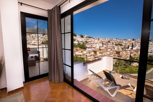 Suite superior, vistas al mar | Ropa de cama de alta calidad, minibar, caja fuerte y cortinas opacas