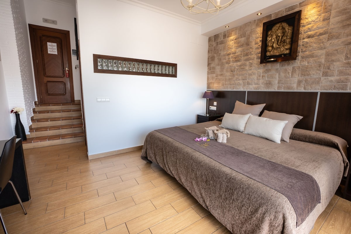 Junior suite, terras, op benedenverdieping | 1 slaapkamer, luxe beddengoed, een minibar, een kluis op de kamer