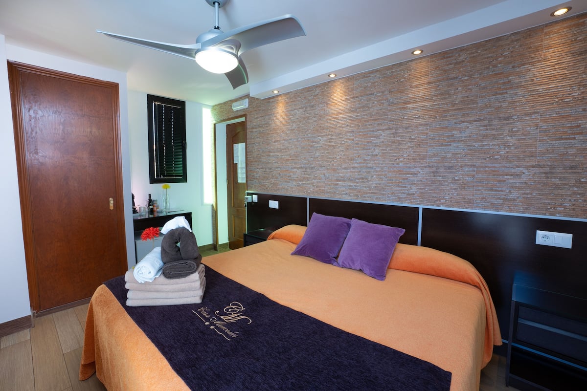 Kamer, 1 twee- of 2 eenpersoonsbedden, terras, uitzicht op zee | 1 slaapkamer, luxe beddengoed, een minibar, een kluis op de kamer