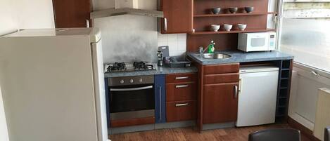 Micro-ondes, batterie de cuisine, vaisselle et ustensiles