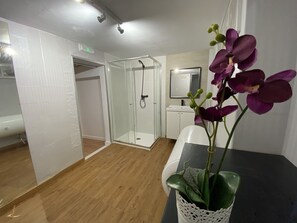 Shared Dormitory, Mixed Dorm, Shared Bathroom (1 bed in 10 Bed Dorm) | Bathroom