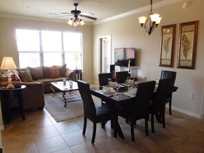 Apartment | Wohnzimmer | LED-Fernseher, DVD-Player