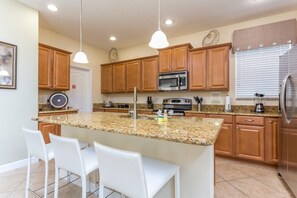 Villa | Privékeuken | Een koelkast, een magnetron, een oven, een vaatwasser