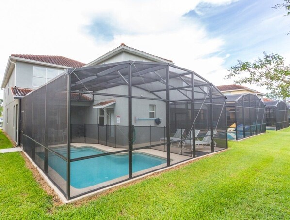 Villa | Zwembad | Een buitenzwembad