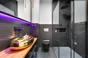 Deluxe appartement (Dlugie Ogrody 106) | Badkamer | Een douche, een regendouche, gratis toiletartikelen, een haardroger