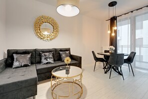 Appartement Deluxe (Dlugie Ogrody 113) | Salle de séjour | Téléviseur à écran plat de 50 po avec télévision par câble