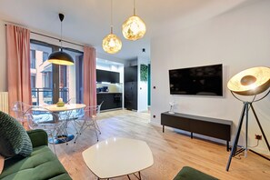 Deluxe Apartment (Dlugie Ogrody 106) | Living room | 50-inch flat-screen TV with cable channels, Smart TV