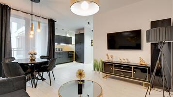 Deluxe Apartment (Dlugie Ogrody 113) | Living room | 50-inch flat-screen TV with cable channels, Smart TV