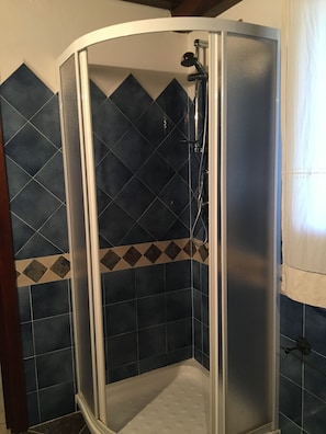 House, 2 Bedrooms | Bathroom shower