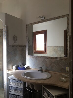 Ferienhaus, 2 Schlafzimmer | Waschbecken im Bad