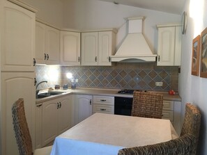 Ferienhaus, 2 Schlafzimmer | Eigene Küche | Großer Kühlschrank, Ofen, Herdplatte, Kochgeschirr/Geschirr/Besteck