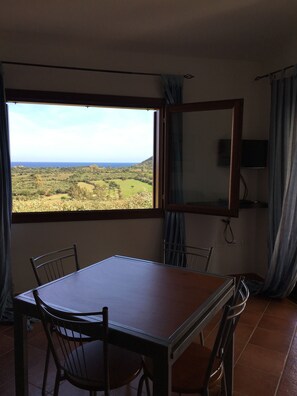 House, 2 Bedrooms | In-room dining