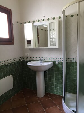 House, 2 Bedrooms | Bathroom | Shower, rainfall showerhead, free toiletries, bidet