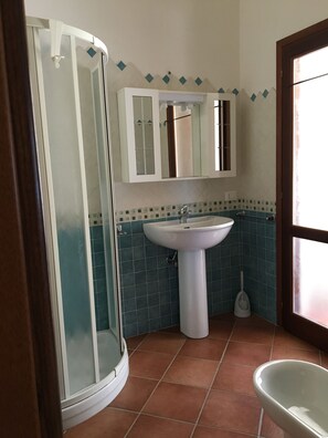 House, 2 Bedrooms | Bathroom | Shower, rainfall showerhead, free toiletries, bidet - Casa Vacanze Risacca (Budoni)
