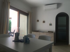 Ferienhaus, 2 Schlafzimmer | Essbereich im Zimmer