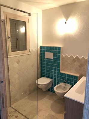 Studio | Badezimmer | Dusche, Regendusche, kostenlose Toilettenartikel, Bidet