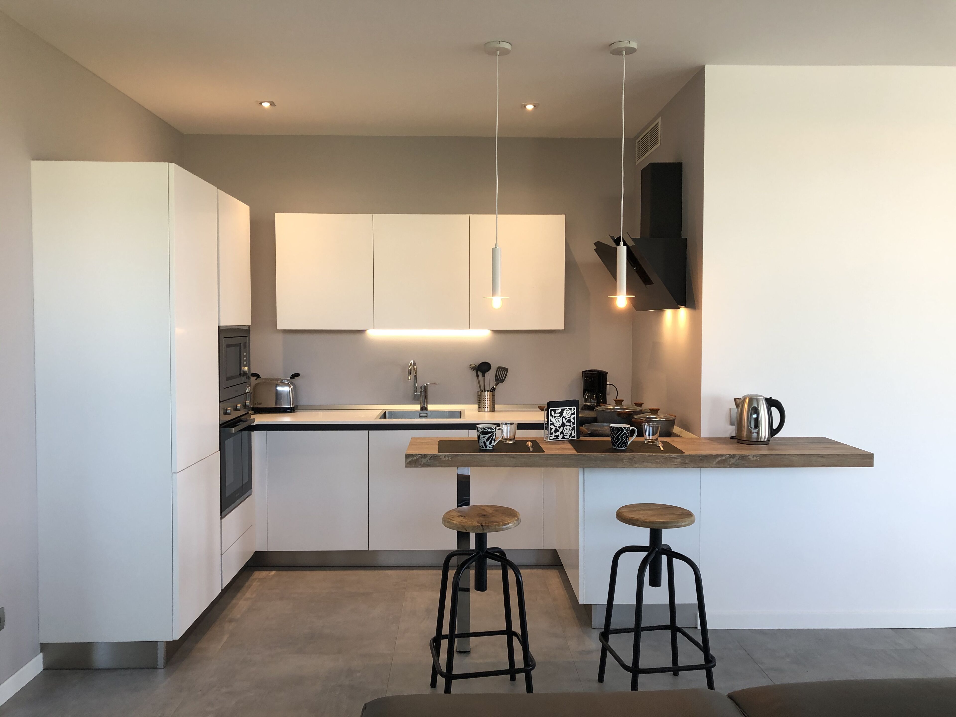 Kühlschrank, Mikrowelle, Ofen, Herdplatte